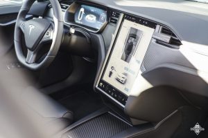 Mit so einem großen Bildschirm für ein Navi ist das Fahren mit einem Tesla Mietwagen auch in München kein Problem.