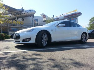 Lieber Flugzeug leihen oder Tesla leihen