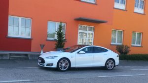 Mit eine Tesla Probefahrt ist so aufregend wie diese Hausfarbe