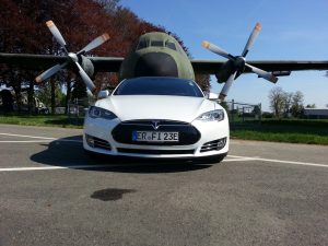 Ein Gutschein um Tesla Model S zu mieten oder zu fliegen. Was macht einen Mann glücklicher