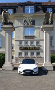Ein Tesla gegenet in Berlin die Spuren des Kaisers