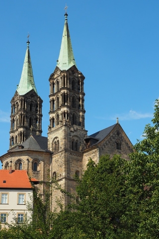 Am Dom in Bamberg könne sie Ihren Tesla Mietwagen nicht parken