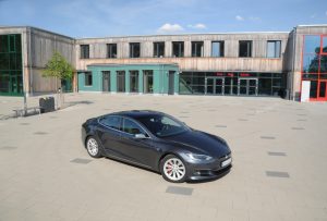 Hier sieht man deutlich die LangeMotorhaube. Sie dient fast nur als Knautschzohne für die Sicherheit. Es beruhigt alle Mieter, wenn Sie wissen, das Sie sicher sind.