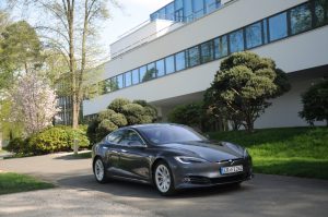 Einer der Wagen unter den Model S und Model 3 die man bei Tesla-Car-Rent Autovermietung leihen kann